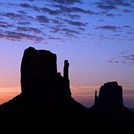 De rotsformaties The Mittens bij zonsopgang, Monument Valley Navajo Tribal Park, Arizona, USA
<BR><BR>Zie ook www.arterra.be</P>
